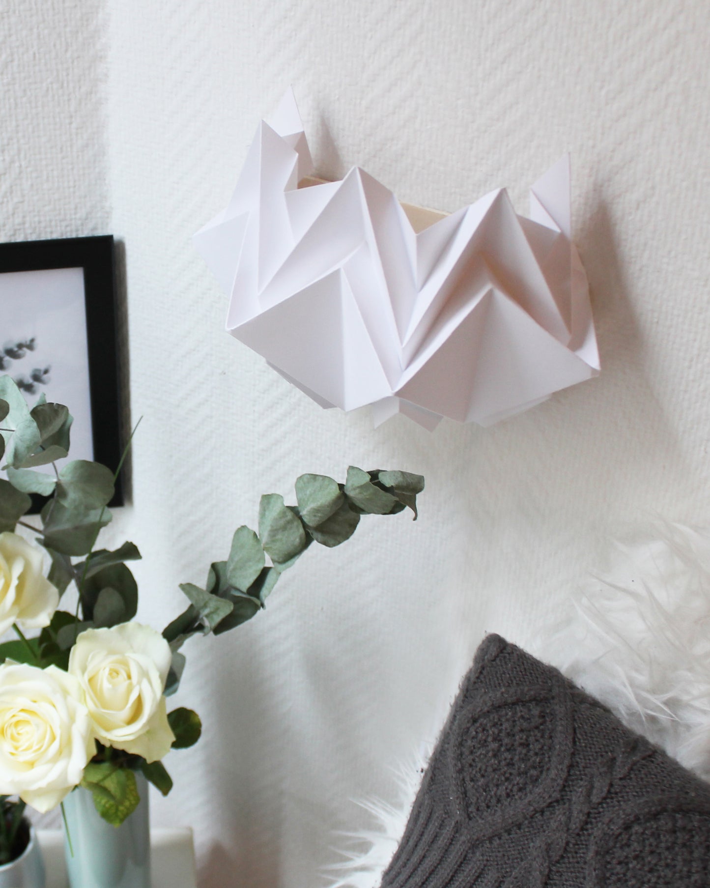 white origami sconce lateral view Tedzukuri Atelier