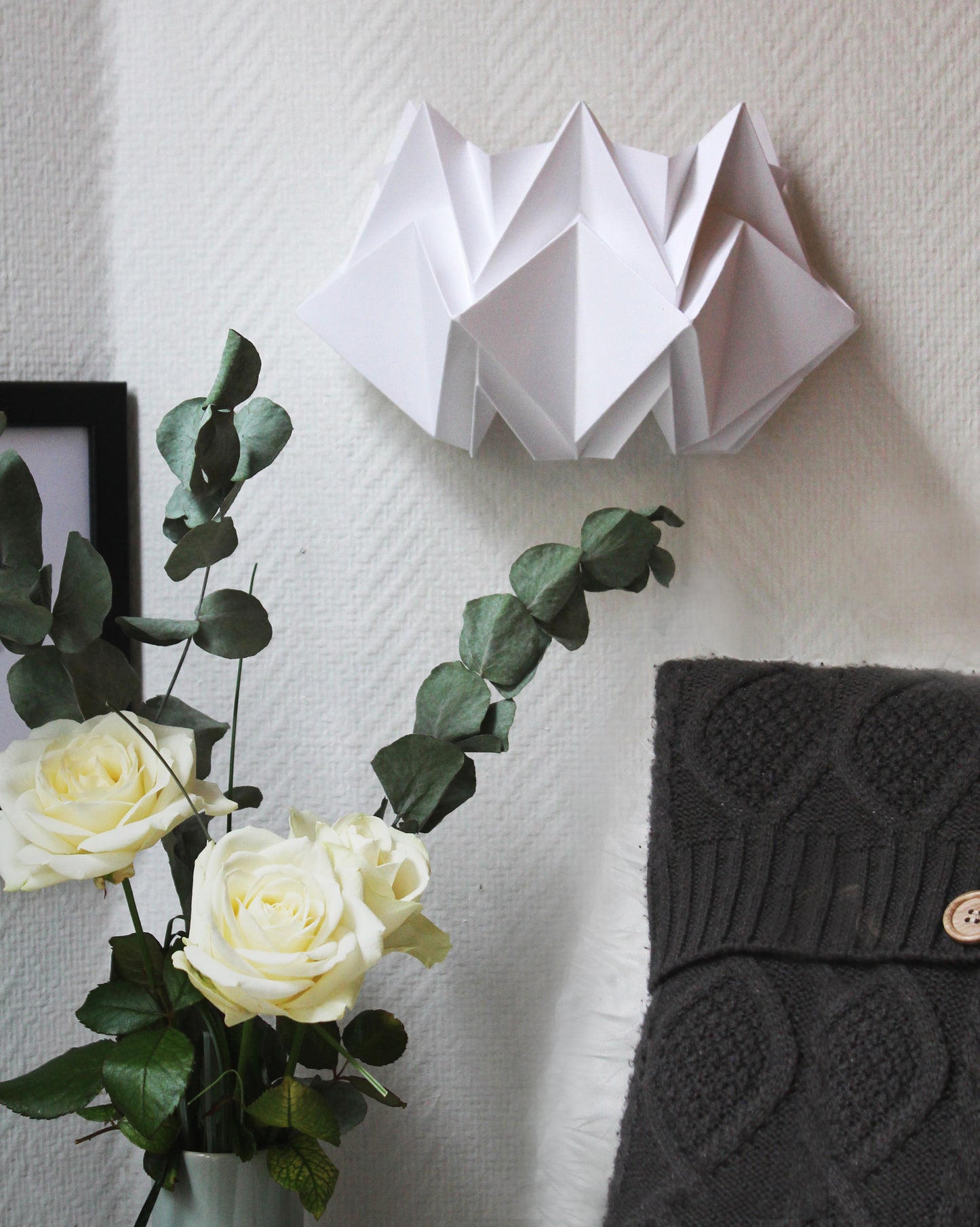 white origami sconce white roses Tedzukuri Atelier