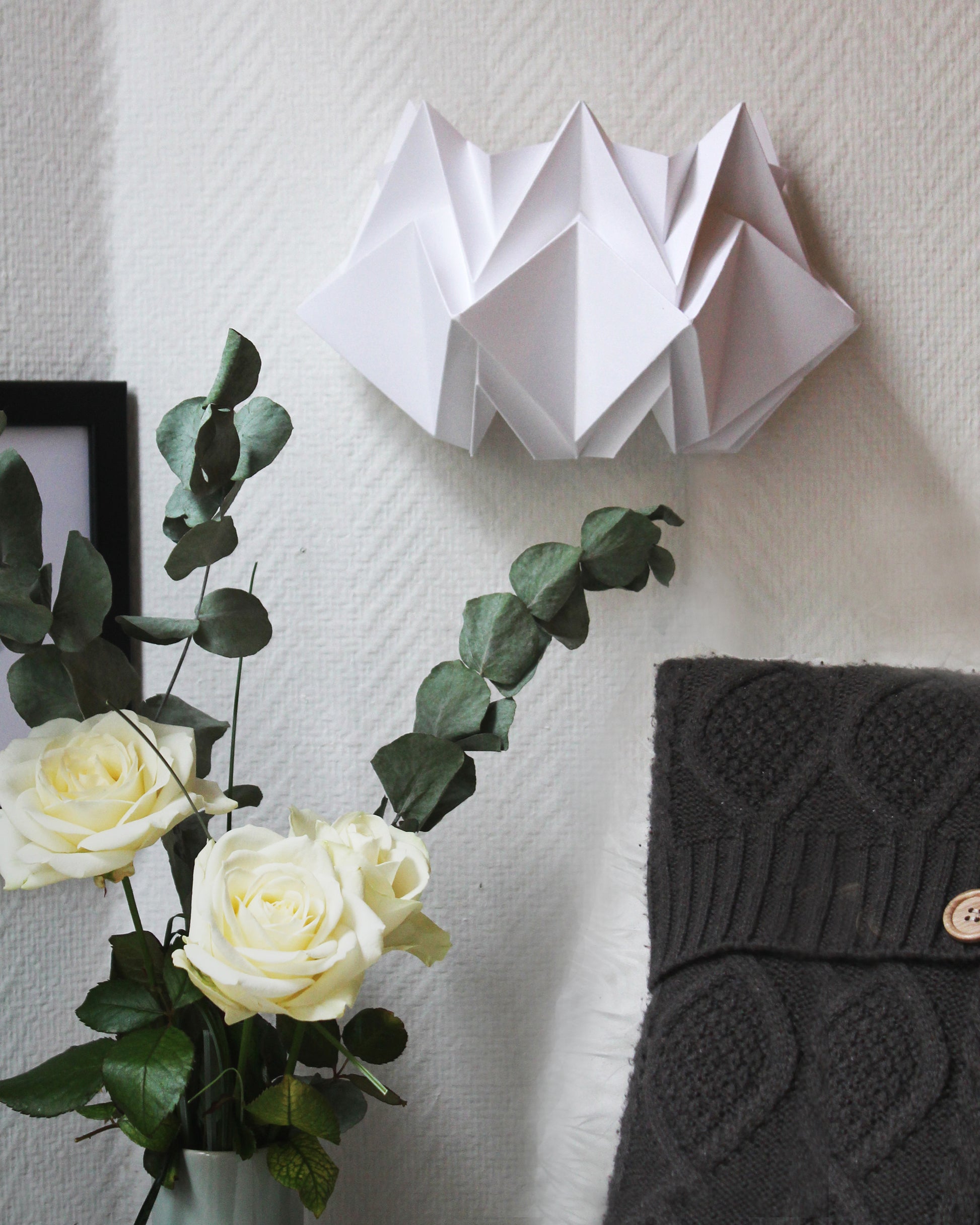 white origami sconce white roses Tedzukuri Atelier