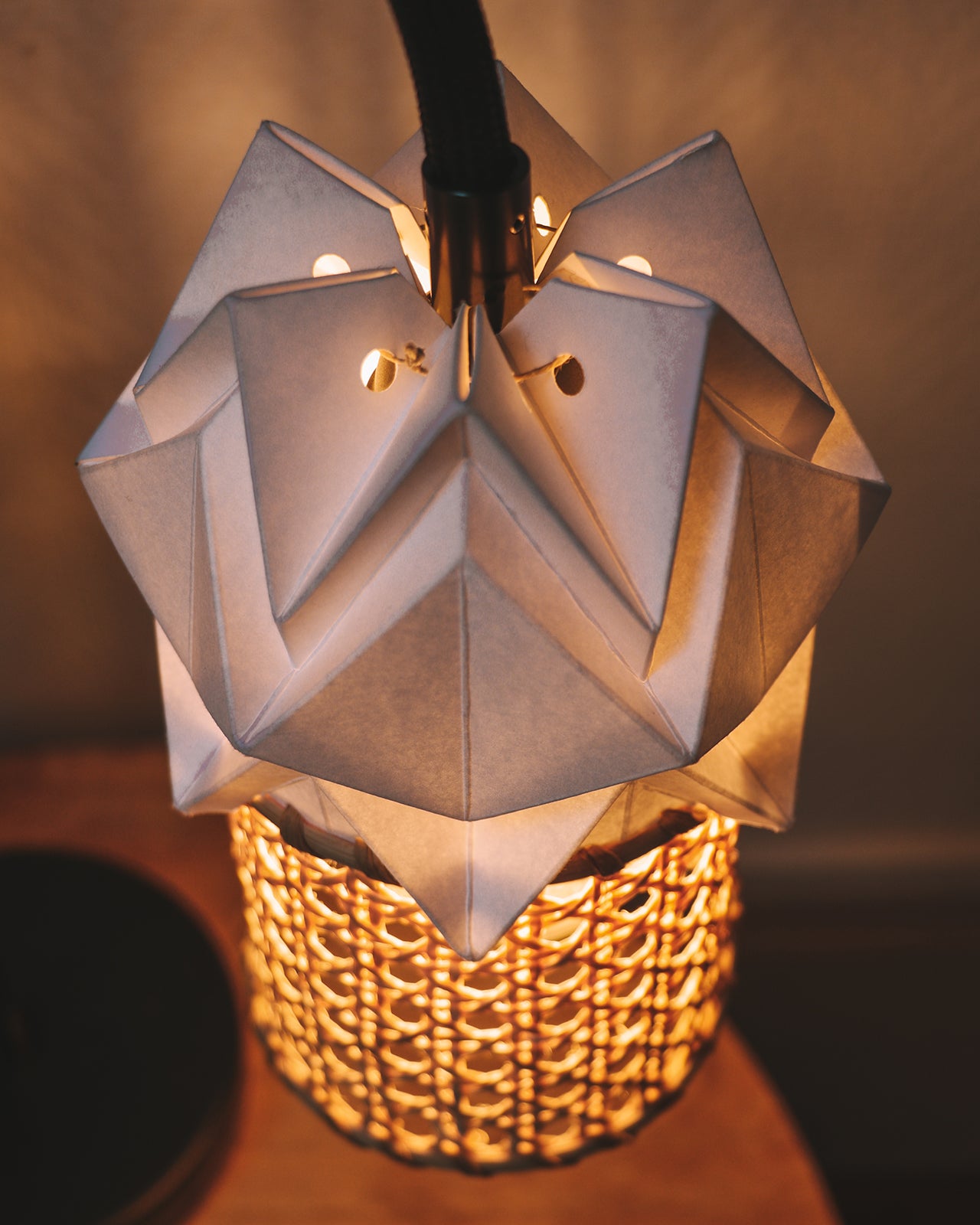 Table Lamp KIKYO with flexible cable and small lampshade ORI in paper and rattan