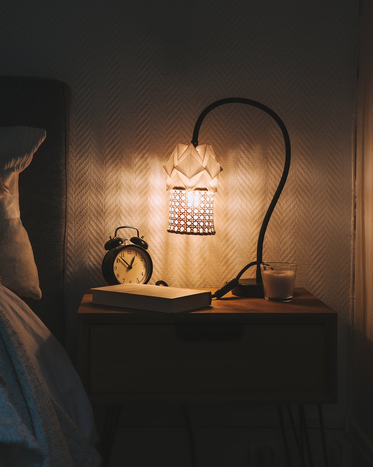Table Lamp KIKYO with flexible cable and small lampshade ORI in paper and rattan