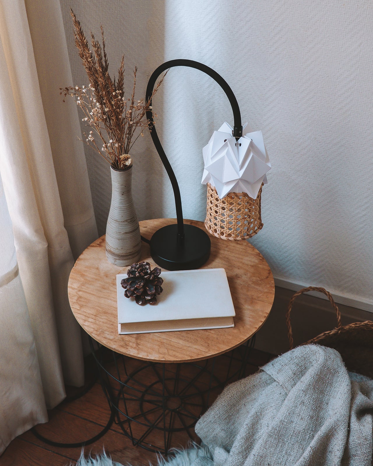 Table Lamp KIKYO with flexible cable and small lampshade ORI in paper and rattan