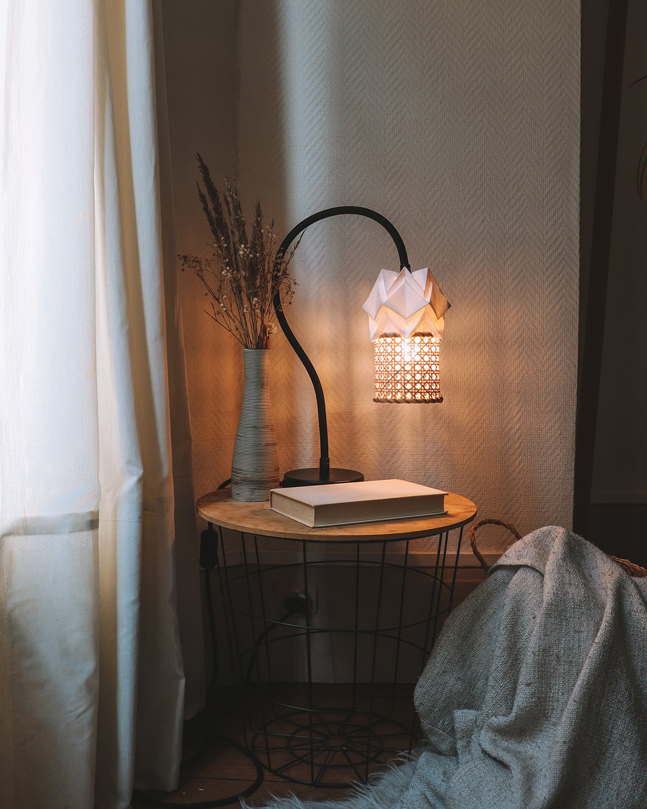 Table Lamp KIKYO with flexible cable and small lampshade ORI in paper and rattan
