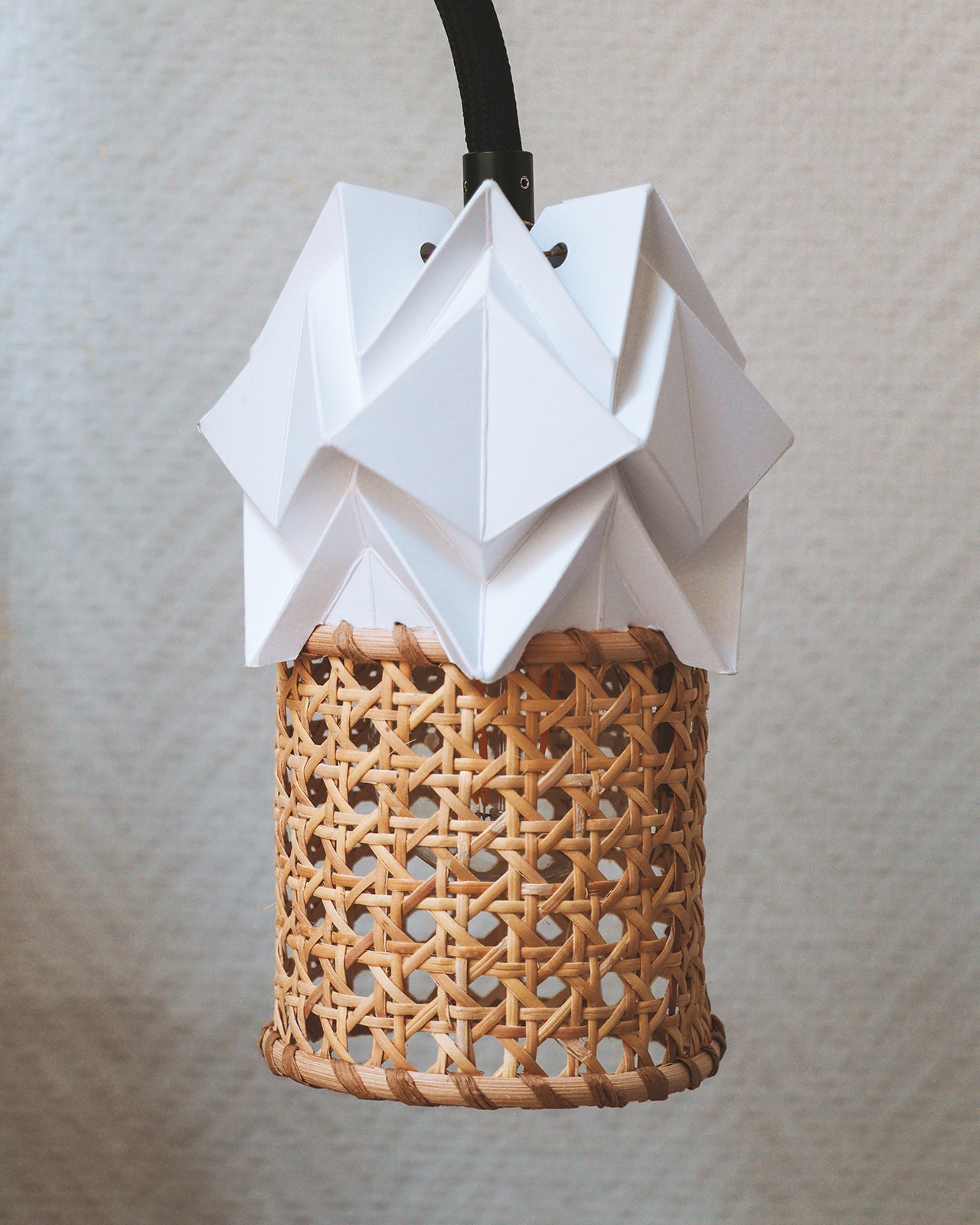 Lampe de Table KIKYO avec pied flexible et petit abat-jour ORI en papier et cannage
