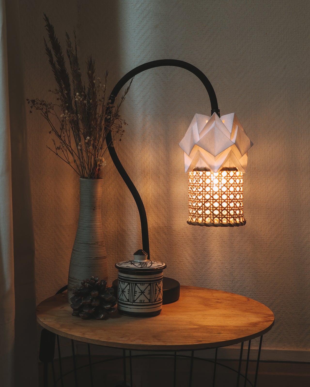 Table Lamp KIKYO with flexible cable and small lampshade ORI in paper and rattan