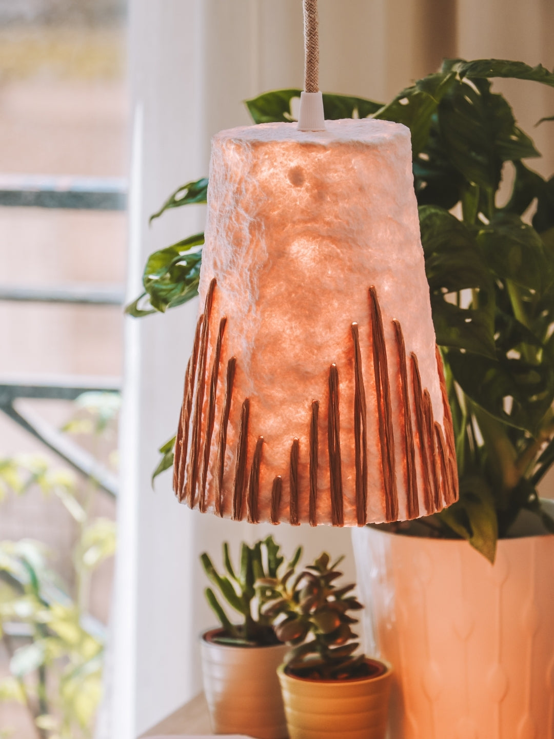 Suspension en Papier Mâché – Motif Brodé Kraft