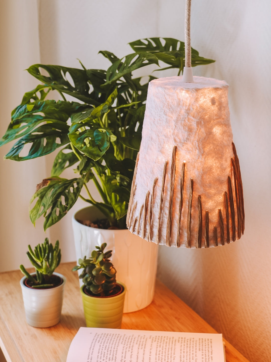 Suspension en Papier Mâché – Motif Brodé Kraft