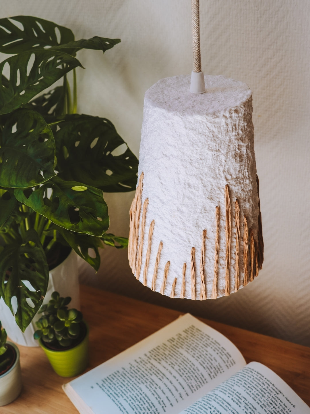 Suspension en Papier Mâché – Motif Brodé Kraft