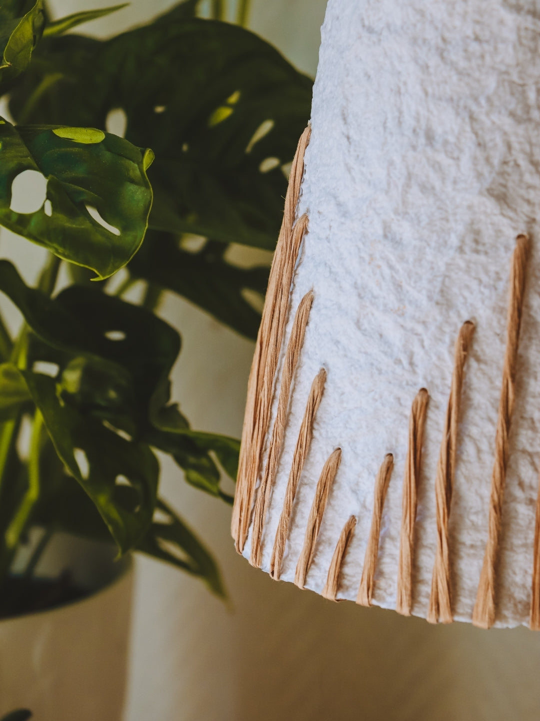 Suspension en Papier Mâché – Motif Brodé Kraft