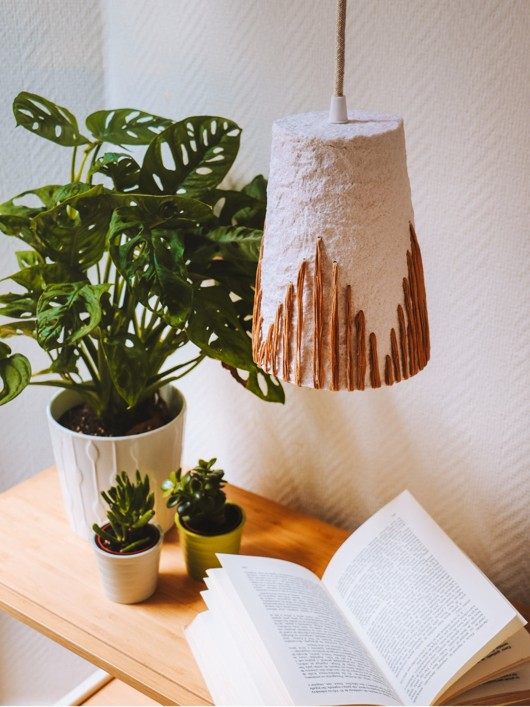 Suspension en Papier Mâché – Motif Brodé Kraft