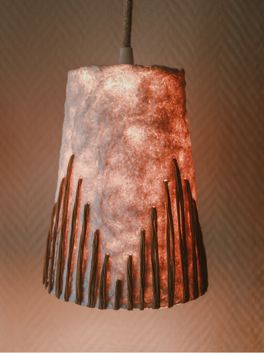 Suspension en Papier Mâché – Motif Brodé Kraft