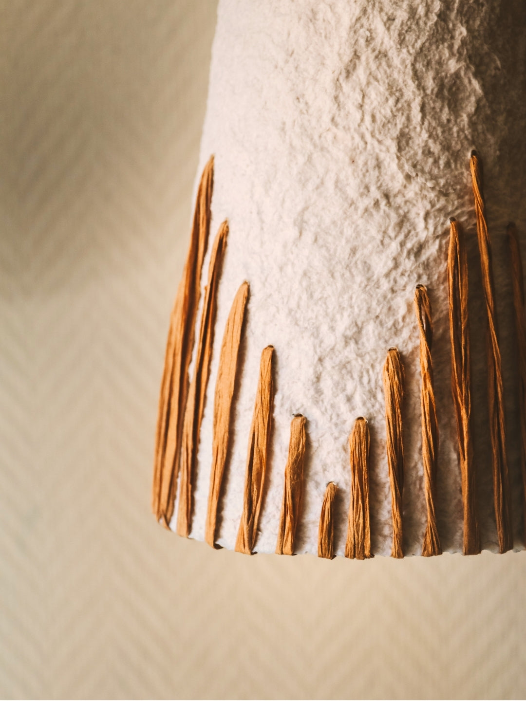 Suspension en Papier Mâché – Motif Brodé Kraft