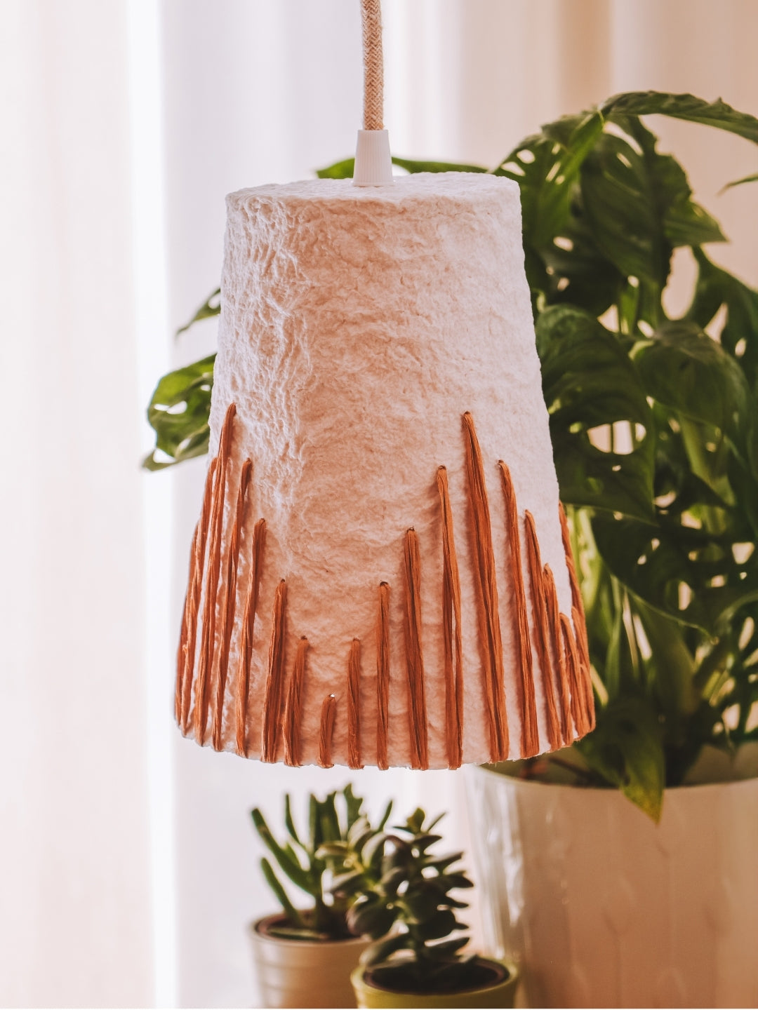 Suspension en Papier Mâché – Motif Brodé Kraft