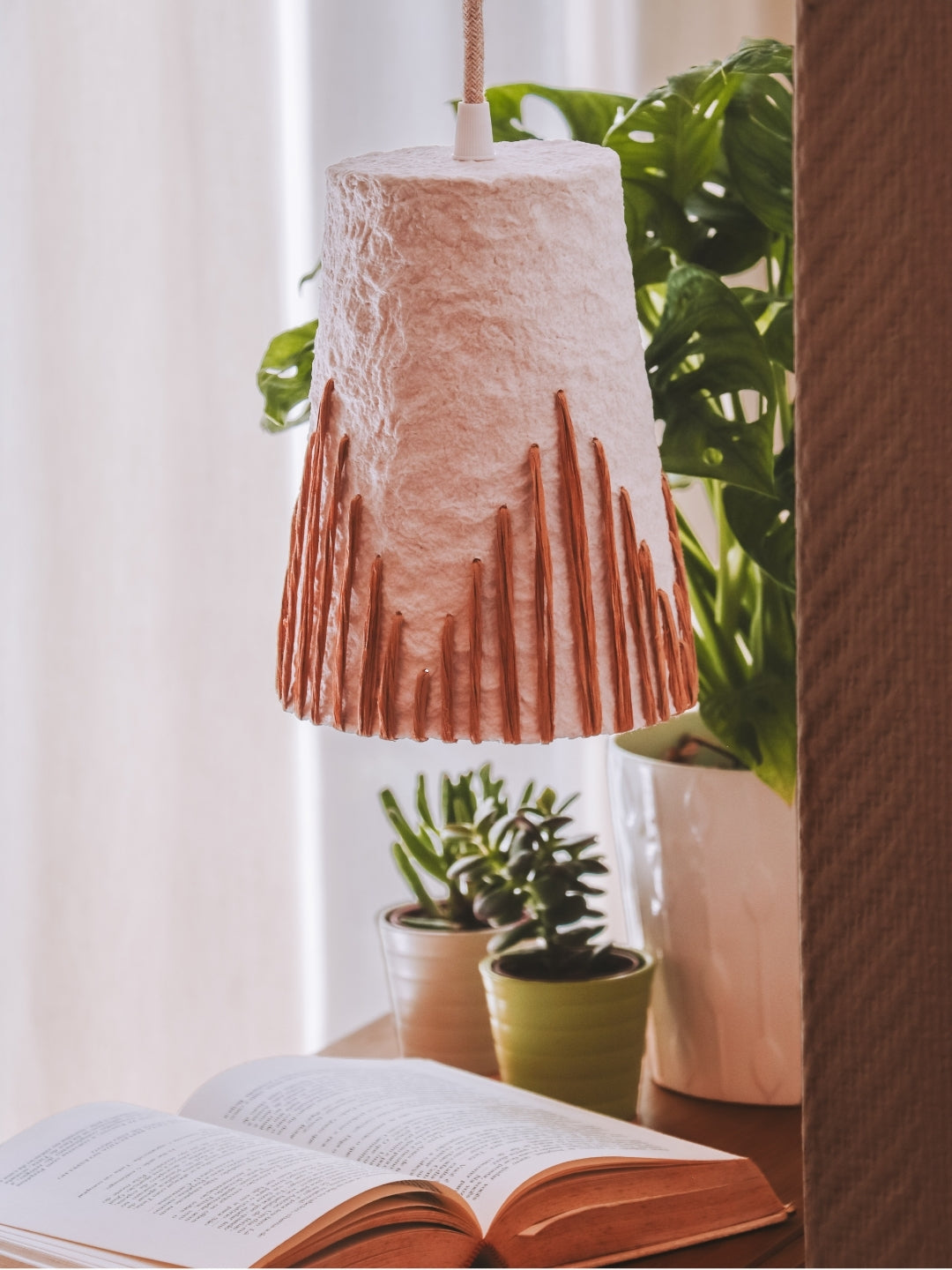Suspension en Papier Mâché – Motif Brodé Kraft