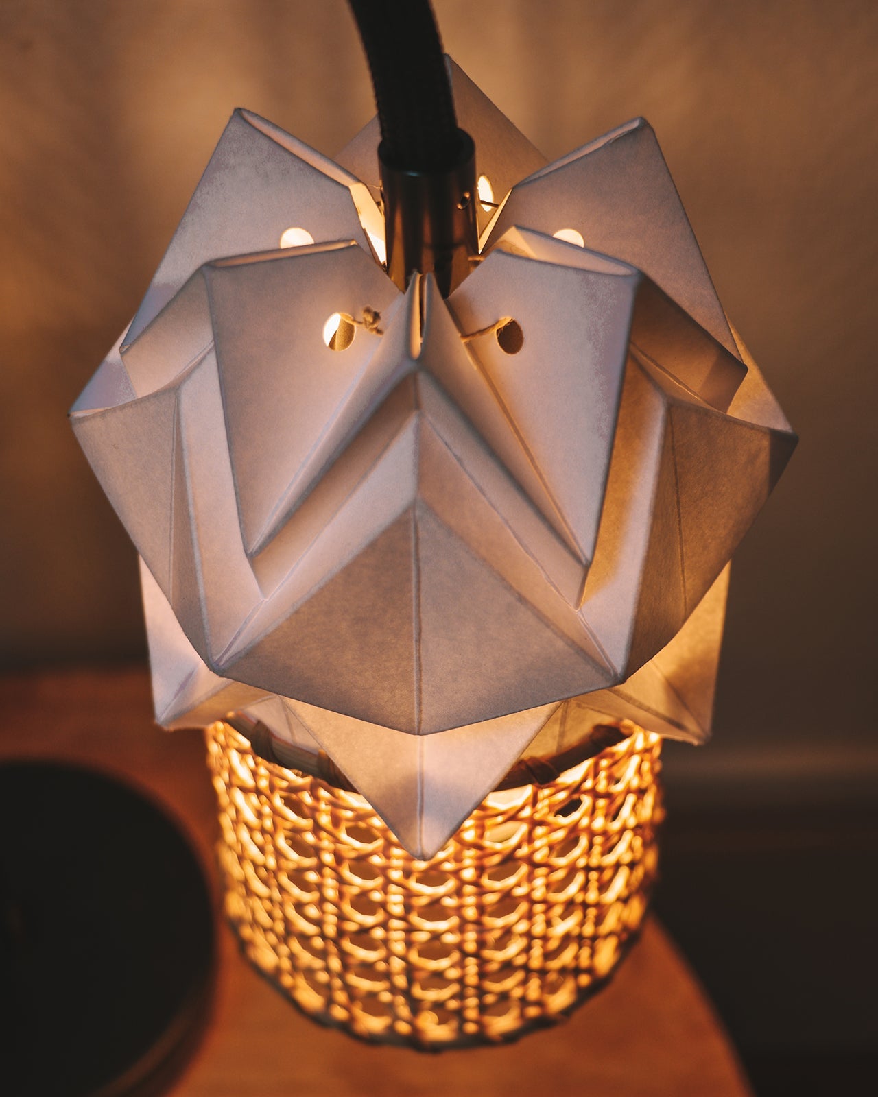 Lampe de Table KIKYO avec pied flexible et petit abat-jour ORI en papier et cannage