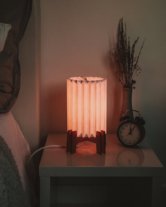 Lampe de table moderne en papier et bois pour intérieurs chaleureux