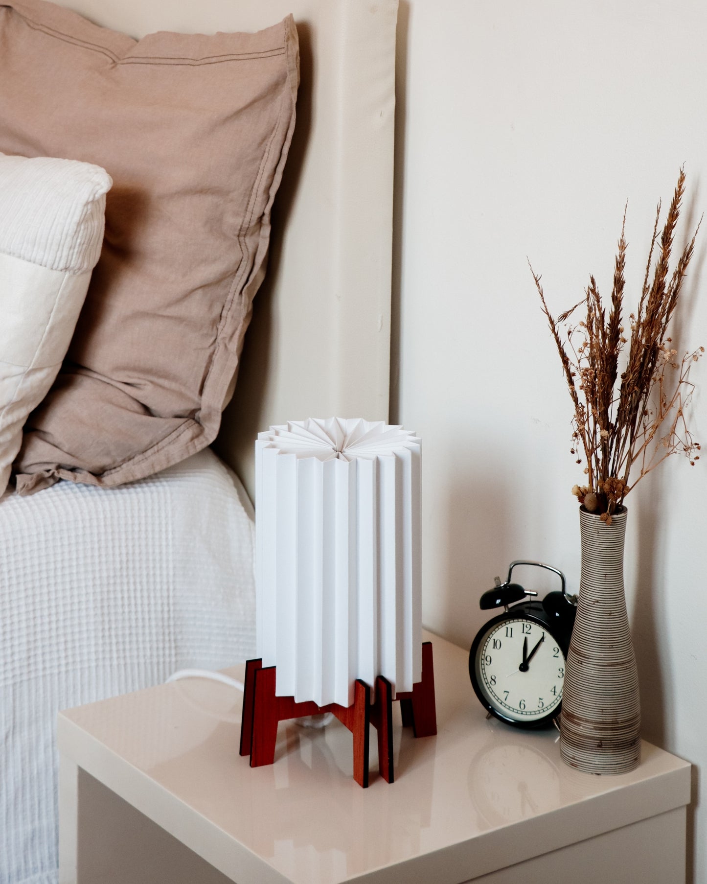 Lampe de table moderne en papier et bois pour intérieurs chaleureux