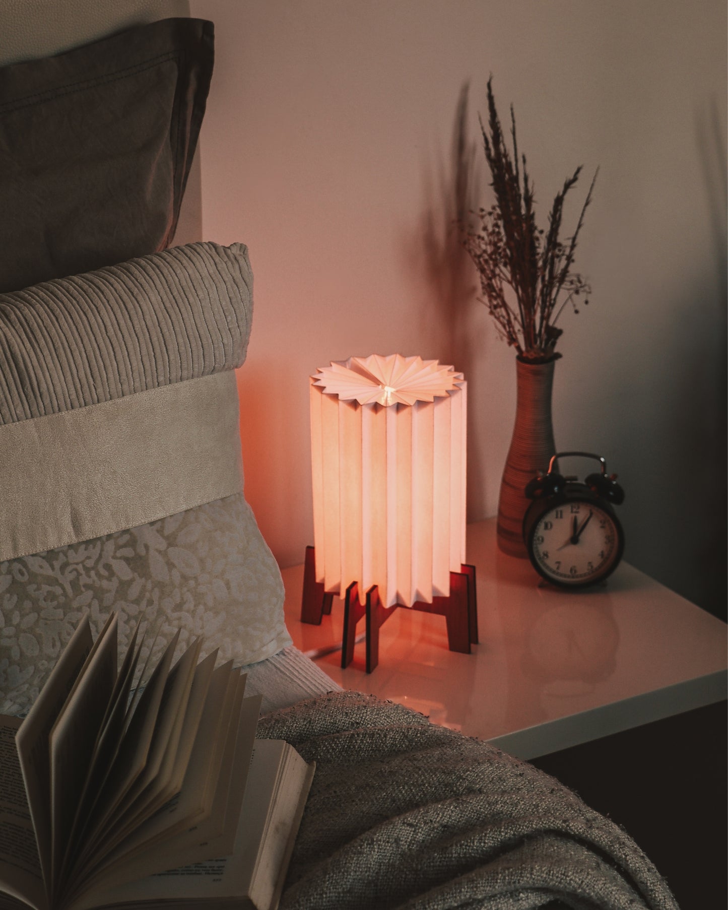 Lampe de table moderne en papier et bois pour intérieurs chaleureux