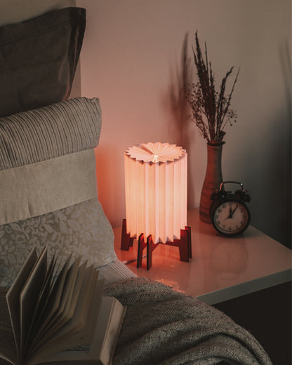 Lampe de table moderne en papier et bois pour intérieurs chaleureux