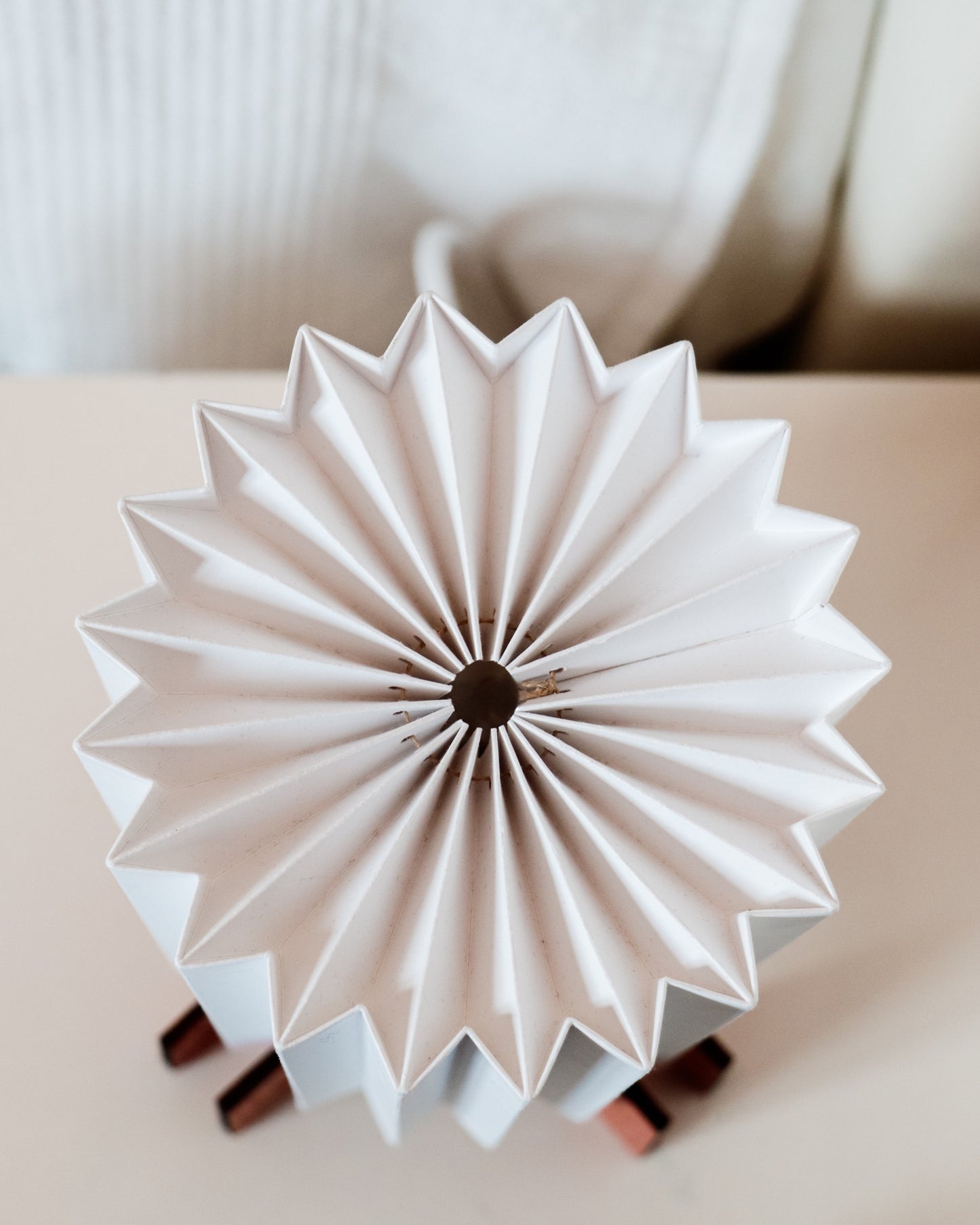 Lampe de table moderne en papier et bois pour intérieurs chaleureux