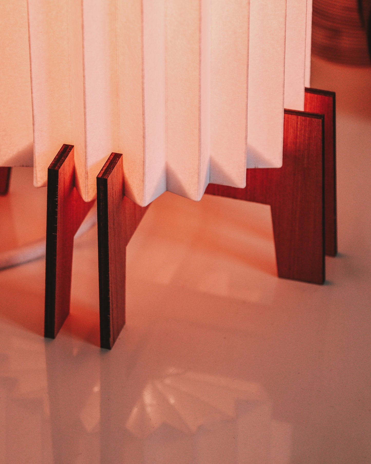 Lampe de table moderne en papier et bois pour intérieurs chaleureux