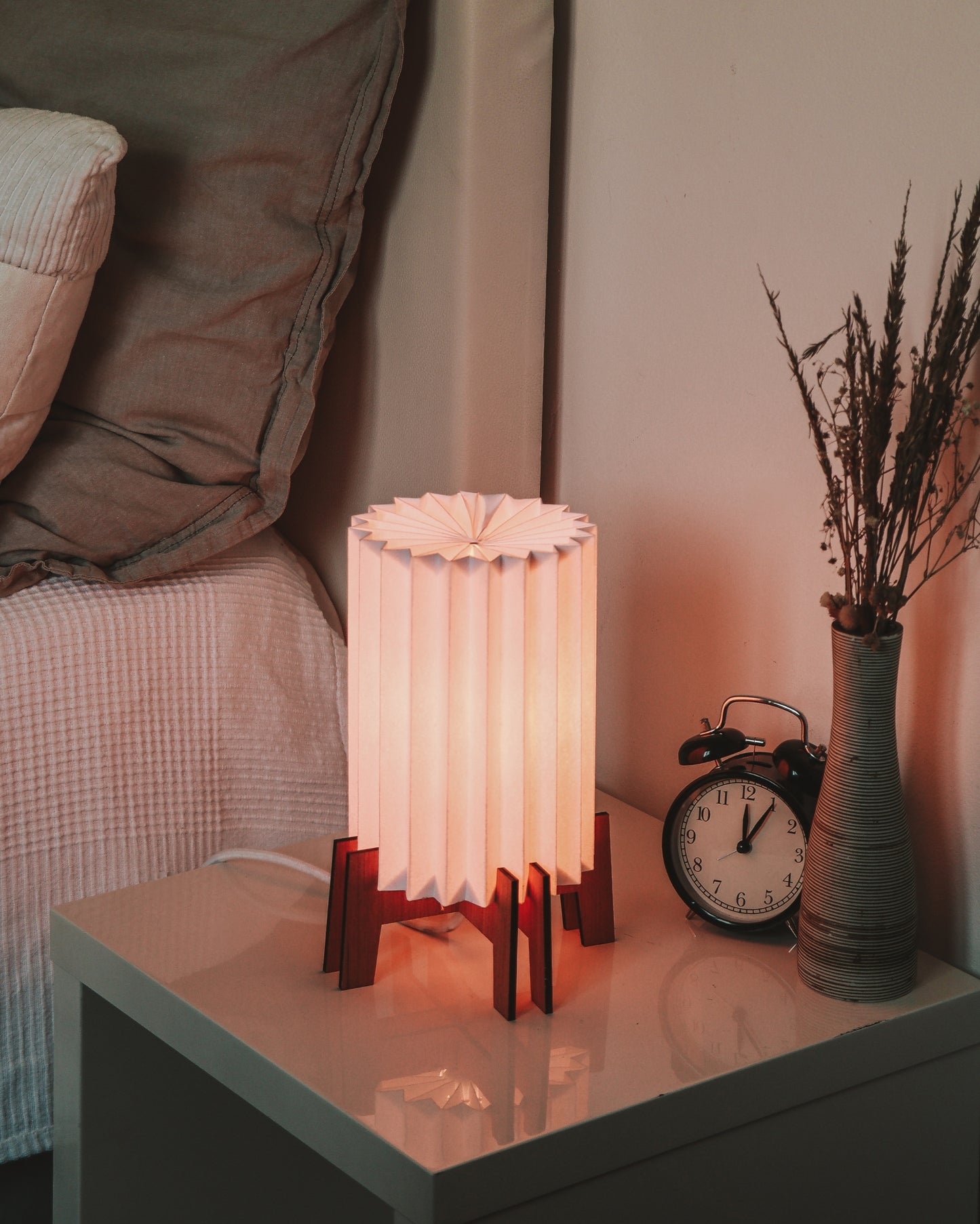 Lampe de table moderne en papier et bois pour intérieurs chaleureux