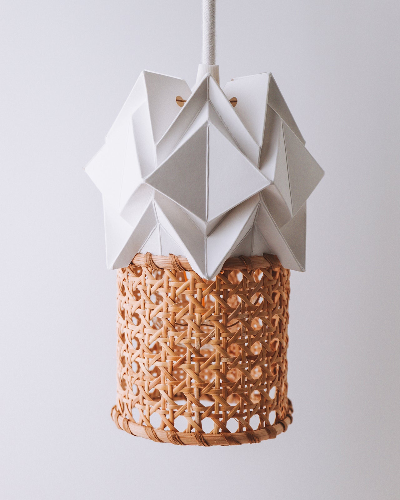 Petite suspension ORI en origami et cannage