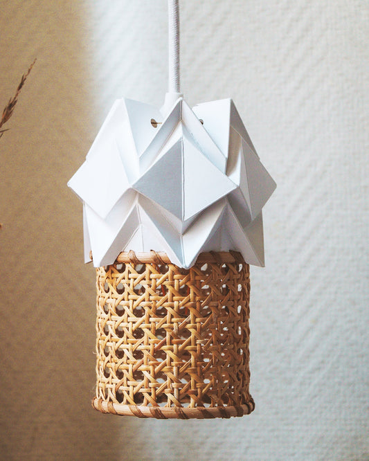 Petite suspension ORI en origami et cannage